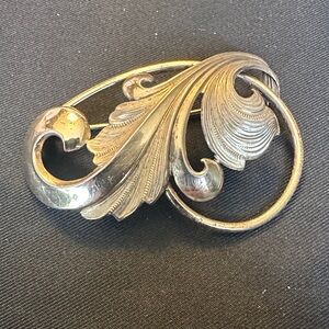 Vintage Sterling Silver Art Nouveau Scroll Leaf Brooch - 8.1g